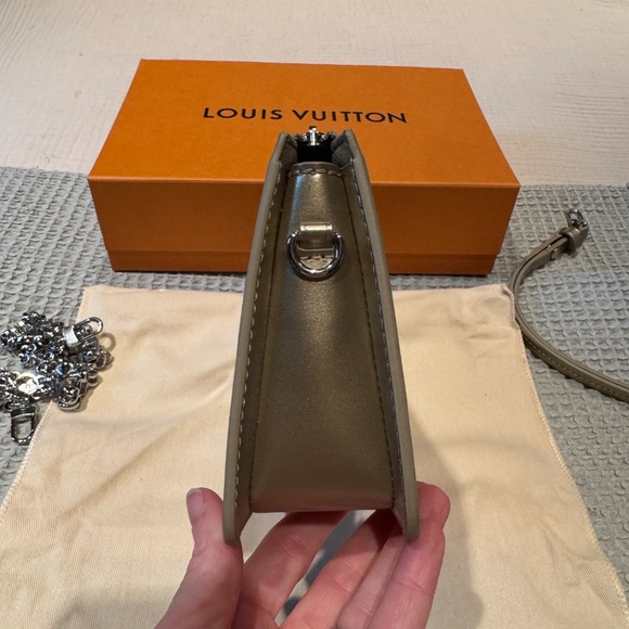 Louis Vuitton Lexington Pouch Debossed Monogram RARE with 2 Detachable Straps - Picture 9 of 14